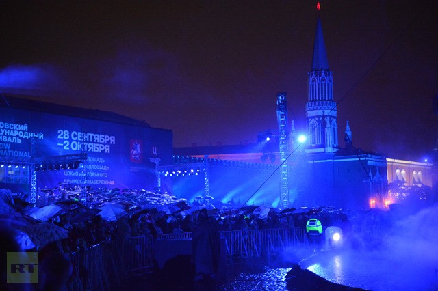 Rất đông khán giả đổ về Quảng trường Đỏ tại Moscow để thưởng thức các màn biểu diễn ánh sáng rực rỡ sắc màu